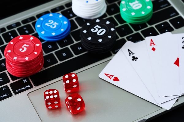 Antarmuka slot depo 10k dengan simbol-simbol permainan modern di layar